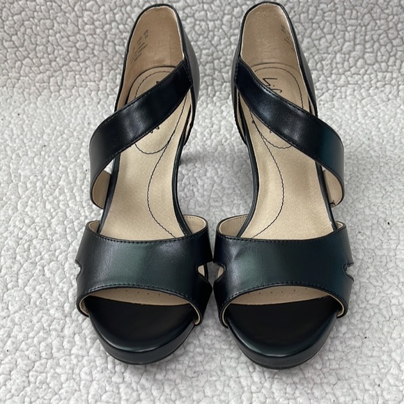 Mega Strappy Sandal. Size: 8 - Picture 2 of 11